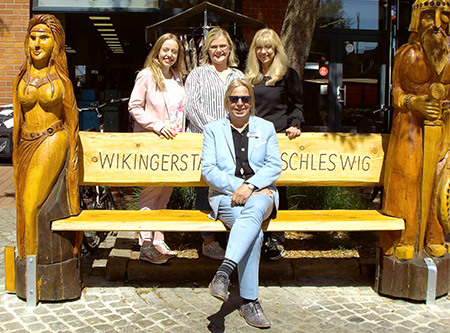 Bild Teamfoto auf einer gelben Bank